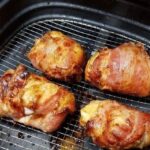 Kippendijen gewikkeld in spek met een heerlijke honing-mosterd marinade uit de Airfryer